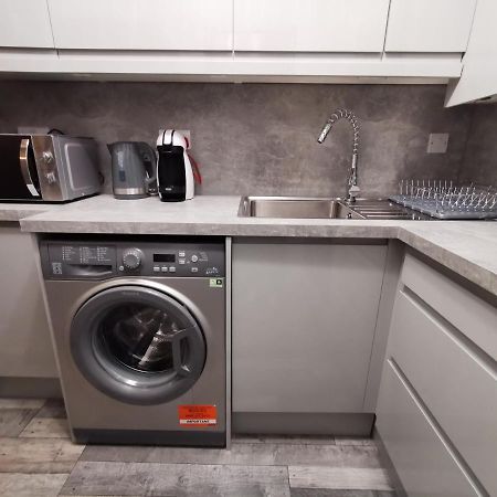 Palaz 2 - 2 Bedroom Flat エドモントン エクステリア 写真