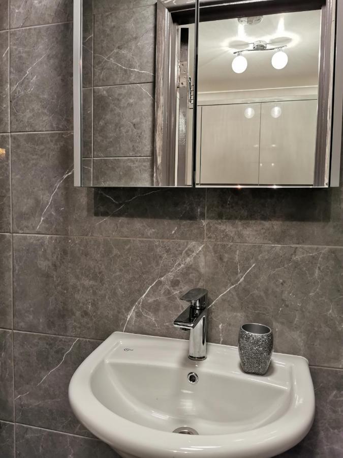 Palaz 2 - 2 Bedroom Flat エドモントン エクステリア 写真