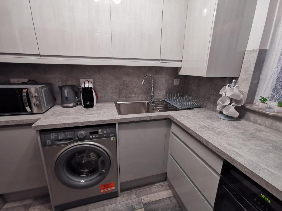 Palaz 2 - 2 Bedroom Flat エドモントン エクステリア 写真