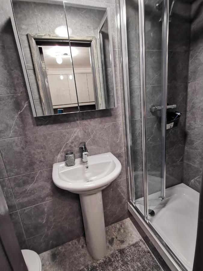 Palaz 2 - 2 Bedroom Flat エドモントン エクステリア 写真