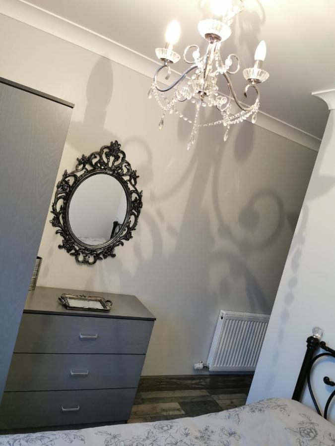 Palaz 2 - 2 Bedroom Flat エドモントン エクステリア 写真