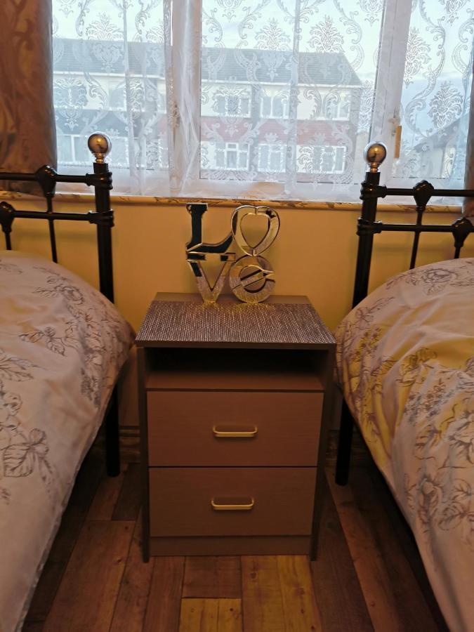 Palaz 2 - 2 Bedroom Flat エドモントン エクステリア 写真