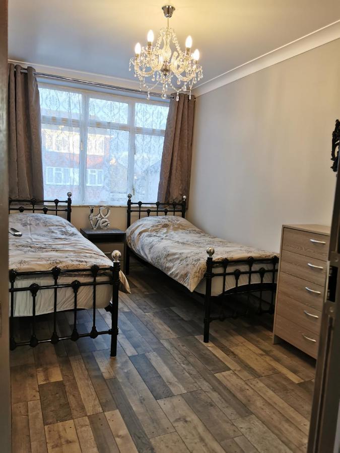 Palaz 2 - 2 Bedroom Flat エドモントン エクステリア 写真