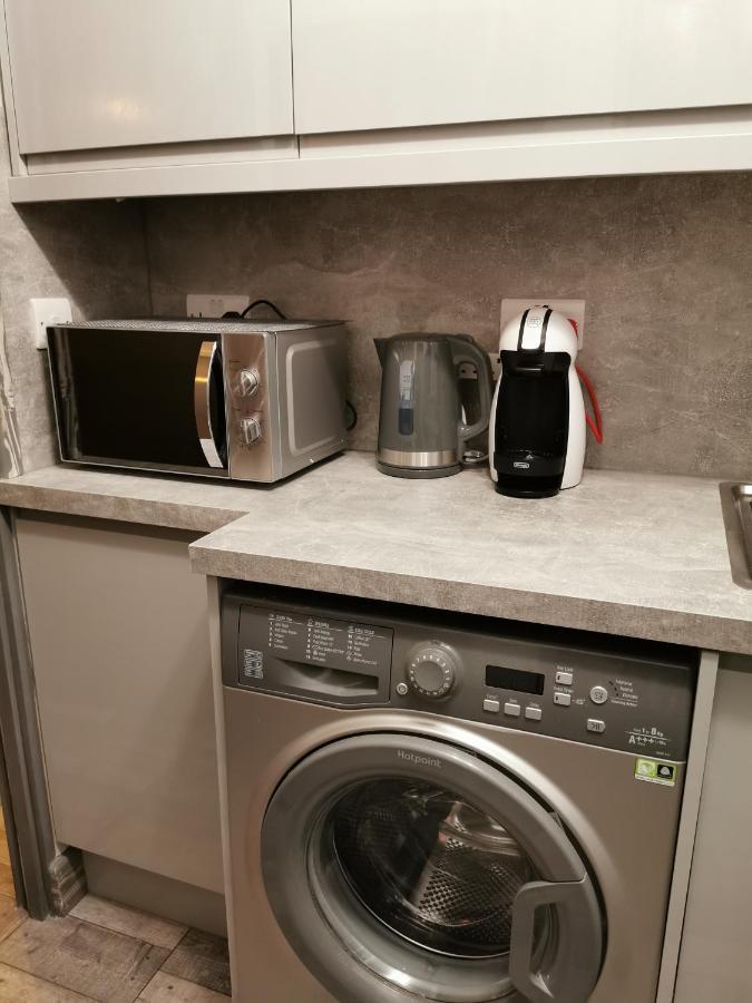 Palaz 2 - 2 Bedroom Flat エドモントン エクステリア 写真