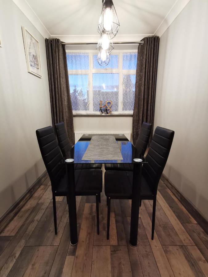 Palaz 2 - 2 Bedroom Flat エドモントン エクステリア 写真