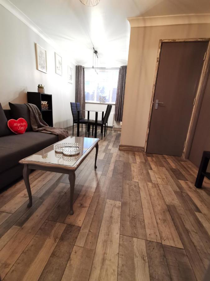 Palaz 2 - 2 Bedroom Flat エドモントン エクステリア 写真