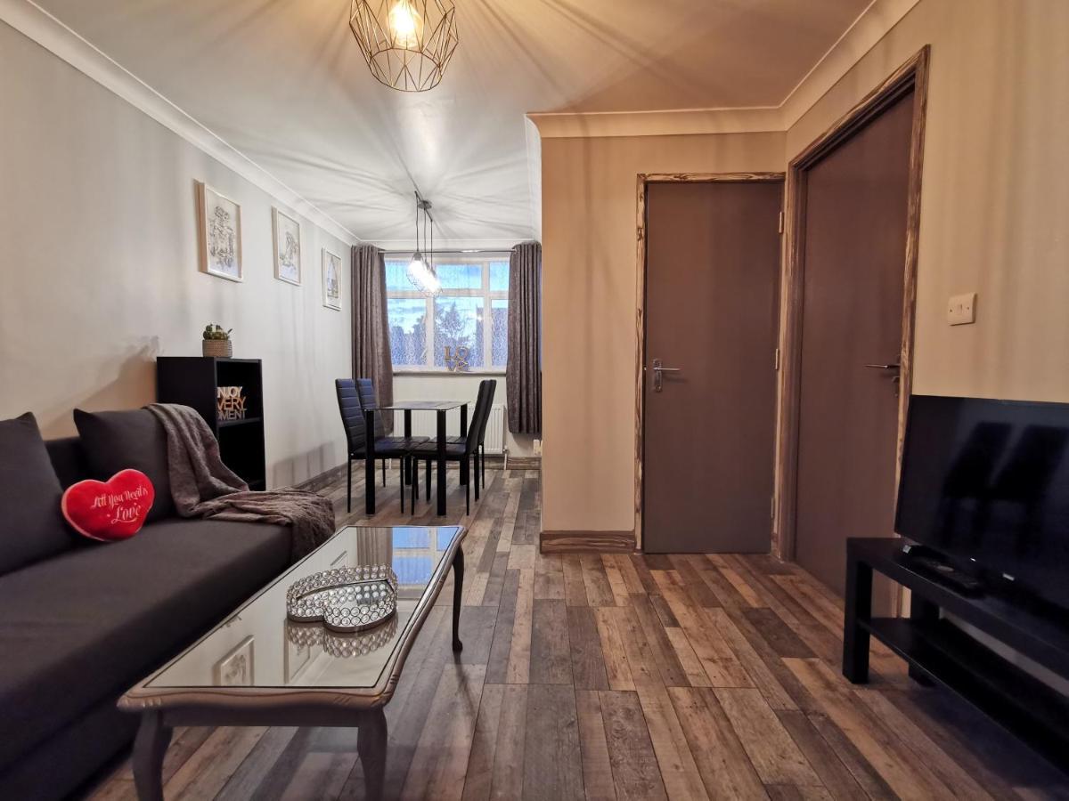 Palaz 2 - 2 Bedroom Flat エドモントン エクステリア 写真